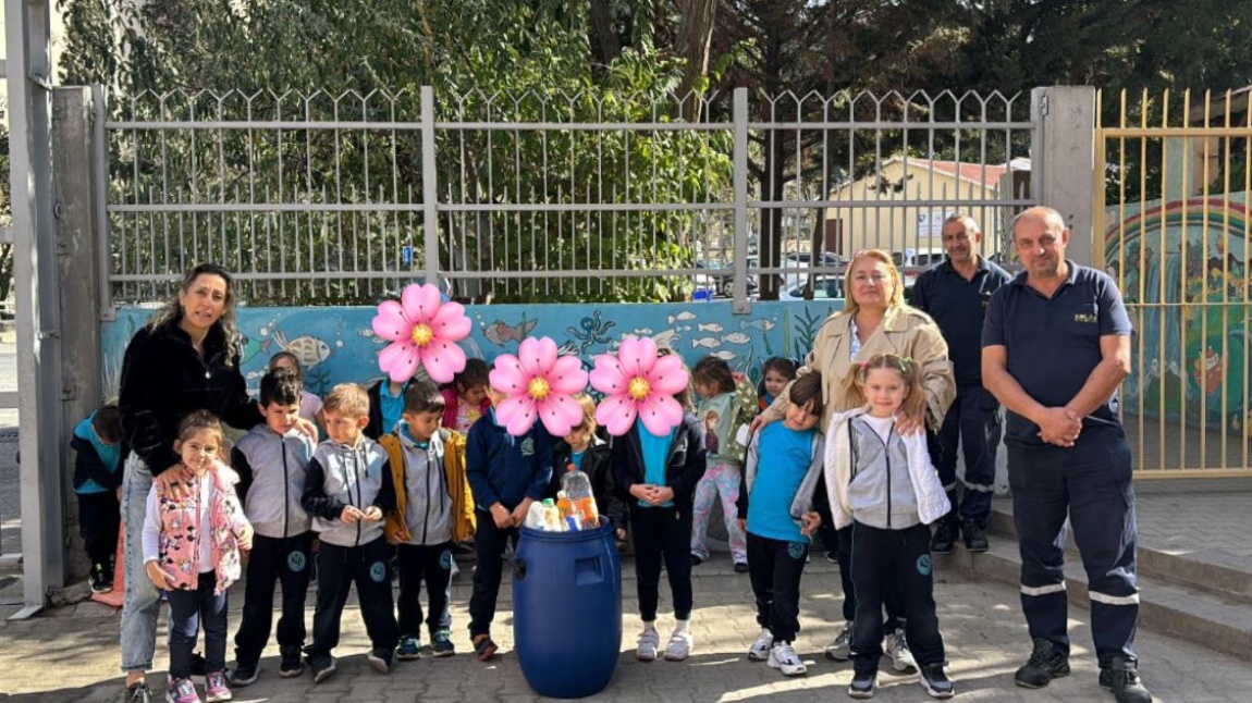 Semiha Şakir İlkokulu Anasınıfları Atık Yağ Toplama Projesi Kapsamında Topladıkları Atık Yağları Yetkililere Teslim Etti.